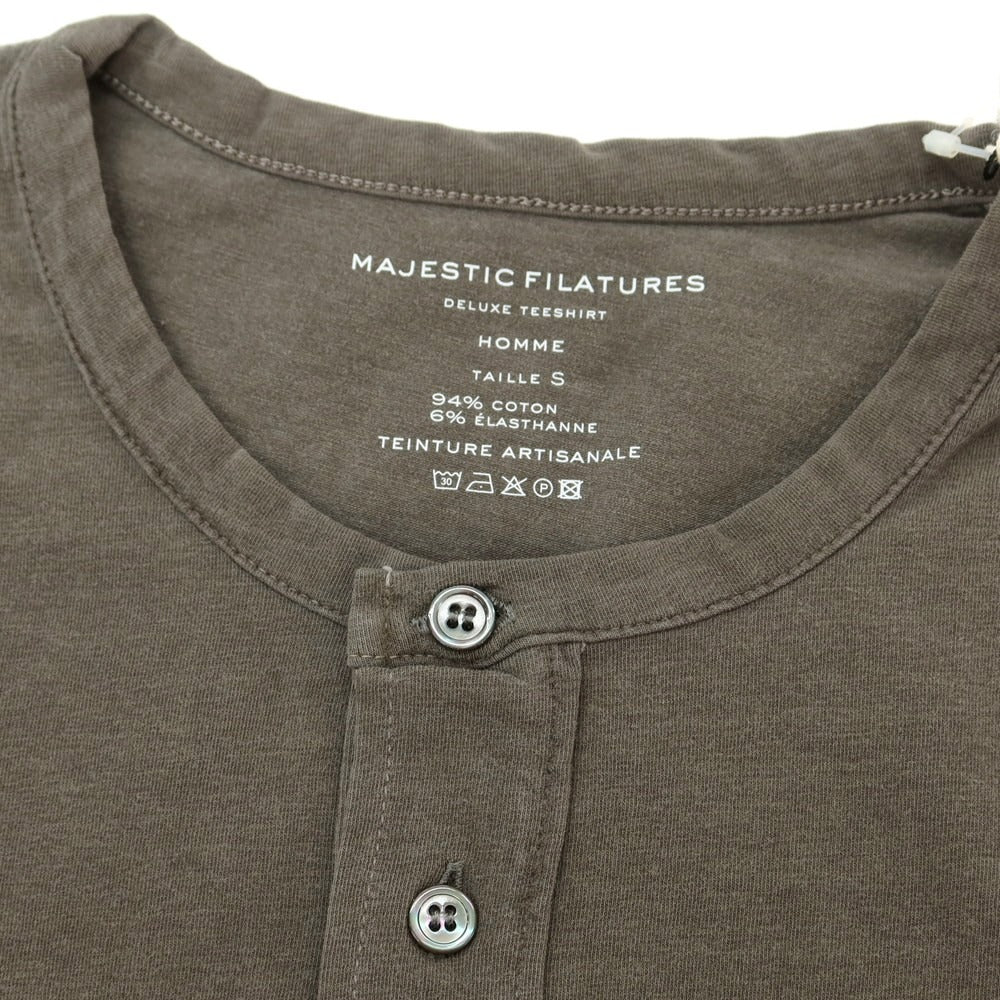 【新品】マジェスティック フィラチュール オム MAJESTIC FILATURES HOMME ストレッチコットン ヘンリ―ネック 半袖Tシャツ グレイッシュカーキ【 S 】【 状態ランクN 】【 メンズ 】