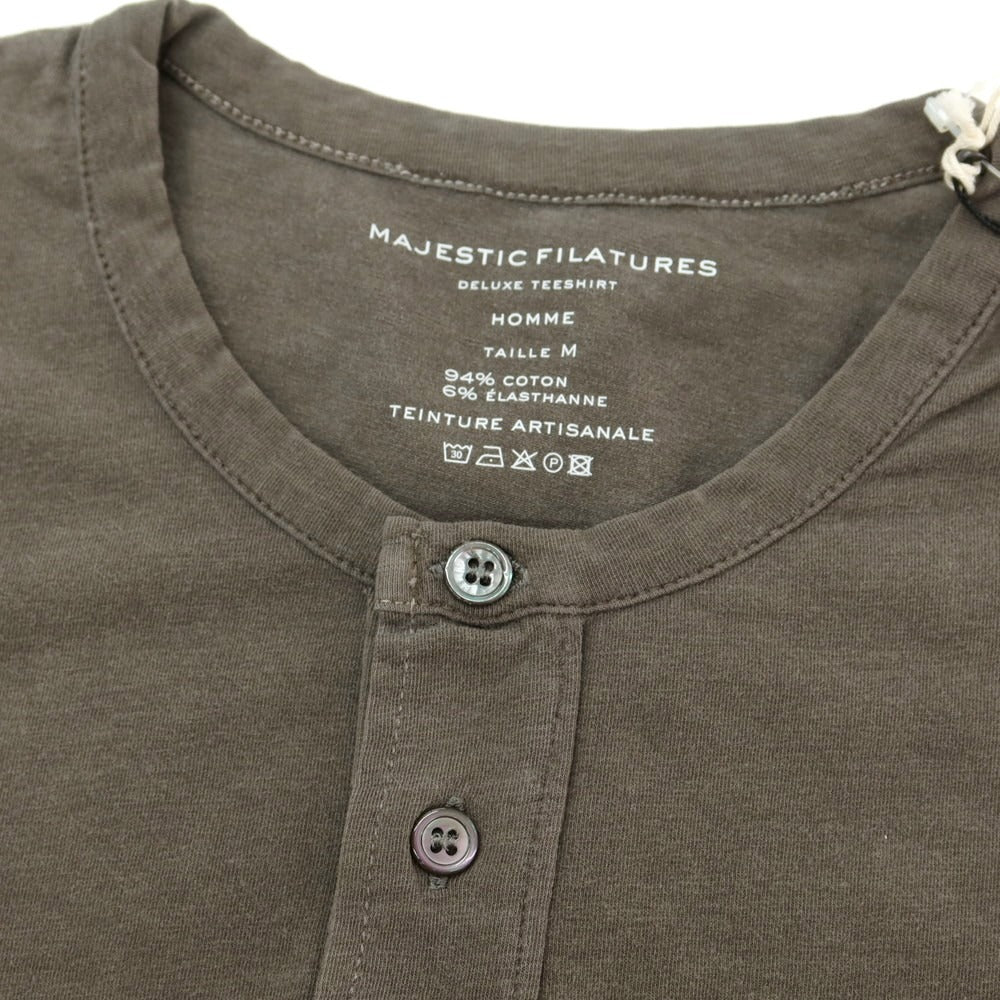 【新品】マジェスティック フィラチュール オム MAJESTIC FILATURES HOMME ストレッチコットン ヘンリ―ネック 半袖Tシャツ グレイッシュカーキ【 M 】【 状態ランクN 】【 メンズ 】