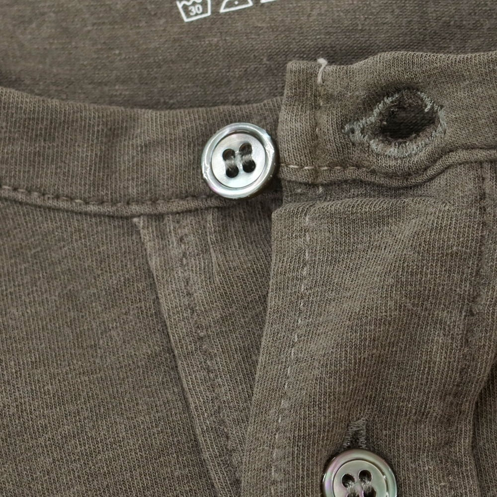 【新品】マジェスティック フィラチュール オム MAJESTIC FILATURES HOMME ストレッチコットン ヘンリ―ネック 半袖Tシャツ グレイッシュカーキ【 XL 】【 状態ランクN 】【 メンズ 】