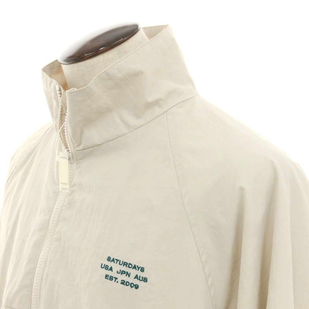 【中古】サタデーズ ニューヨークシティ Saturdays NYC 2025年春夏 ナイロン スタンドカラー ジップアップ トラックジャケット ライトベージュ【 L 】【 状態ランクC 】【 メンズ 】