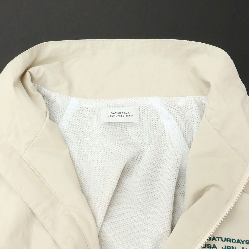 【中古】サタデーズ ニューヨークシティ Saturdays NYC 2025年春夏 ナイロン スタンドカラー ジップアップ トラックジャケット ライトベージュ【 L 】【 状態ランクC 】【 メンズ 】