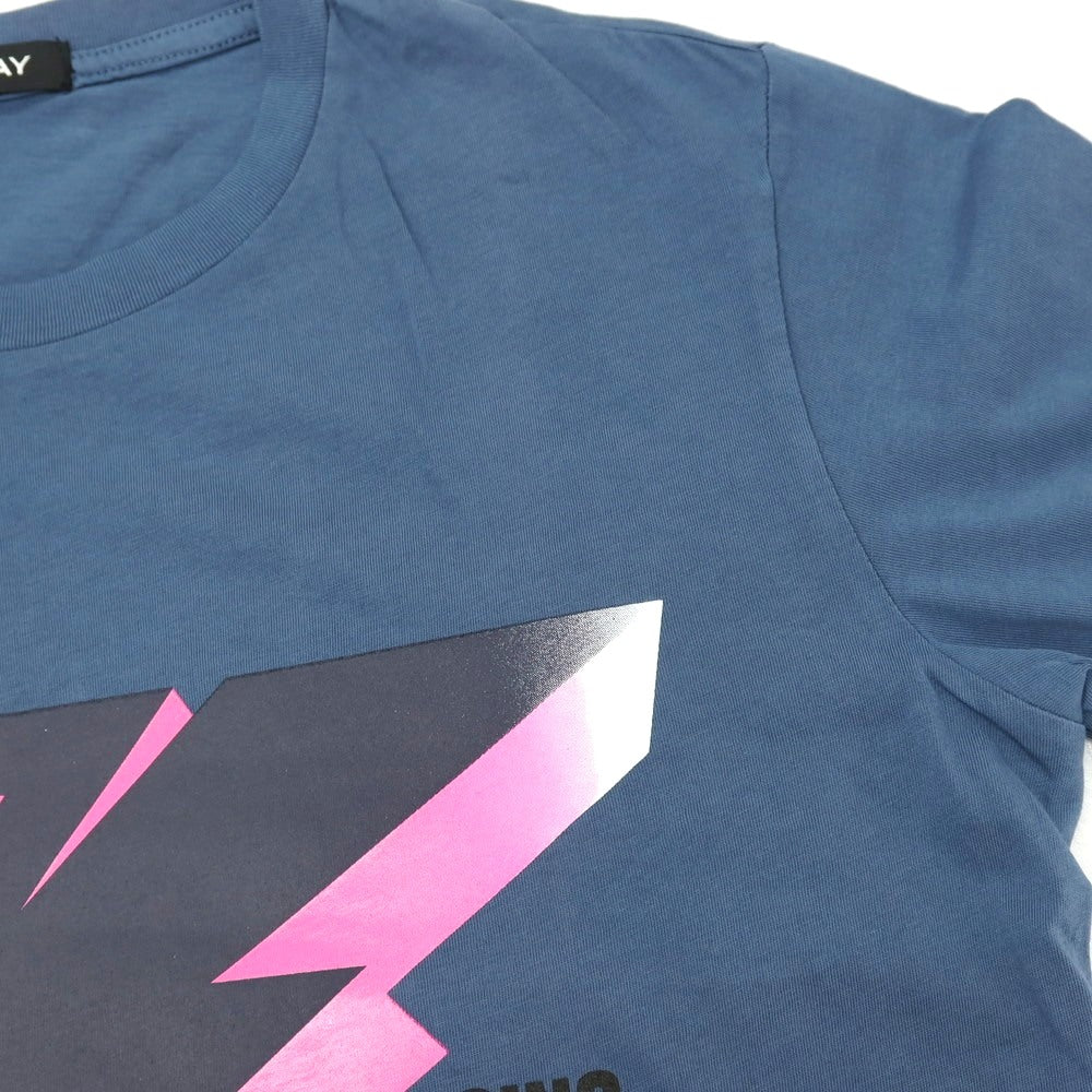 【新品アウトレット】リプレイ REPLAY コットン RACING GARAGE プリント クルーネック 半袖Tシャツ ダルブルー【サイズM】【 状態ランクN- 】【 メンズ 】