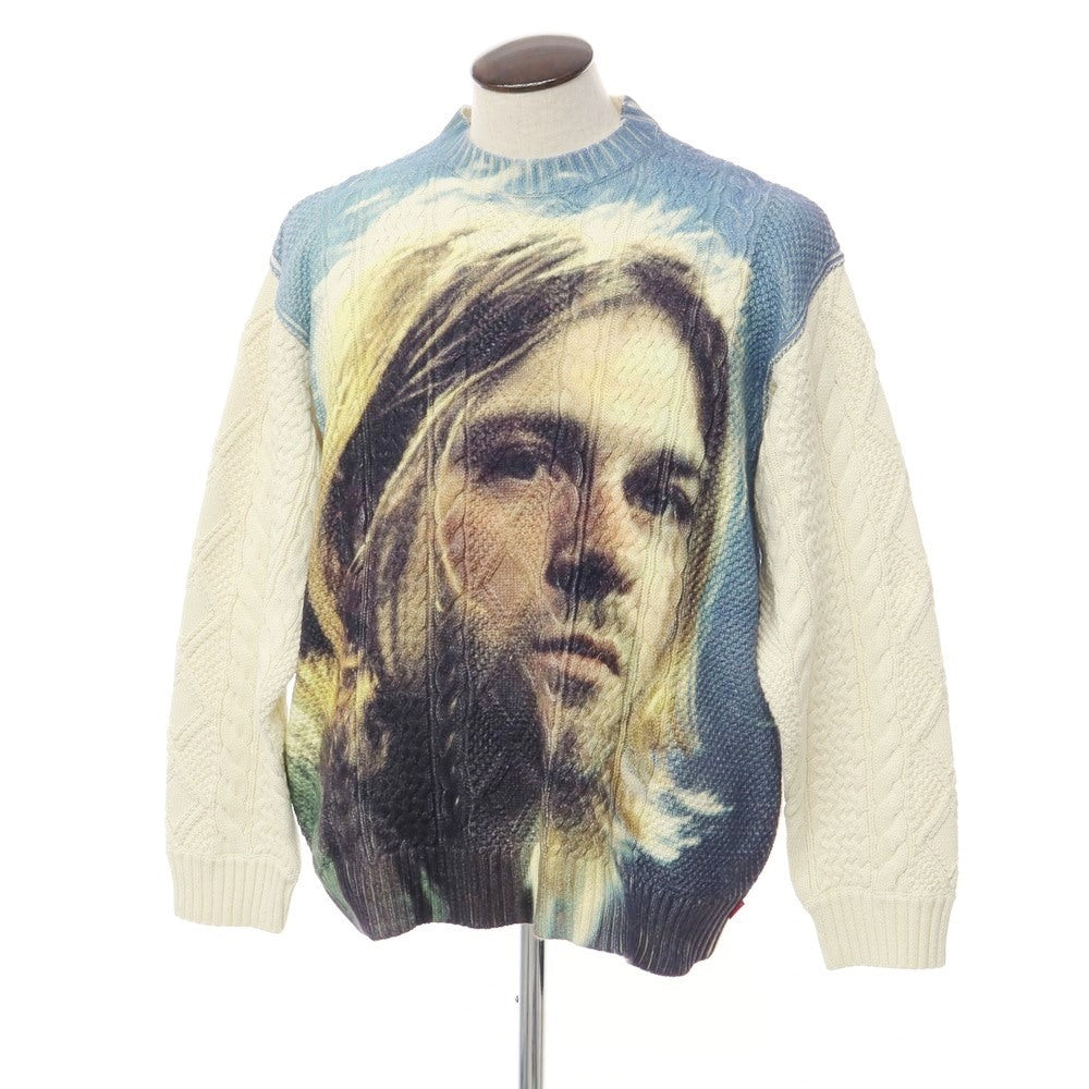 【中古】シュプリーム Supreme 2023年春夏 Kurt Cobain Sweater ケーブル編み ミドルゲージコットン プリント ニット オフホワイトxブルー系【サイズL】【WHT】【S/S】【状態ランクB】【メンズ】【769296】