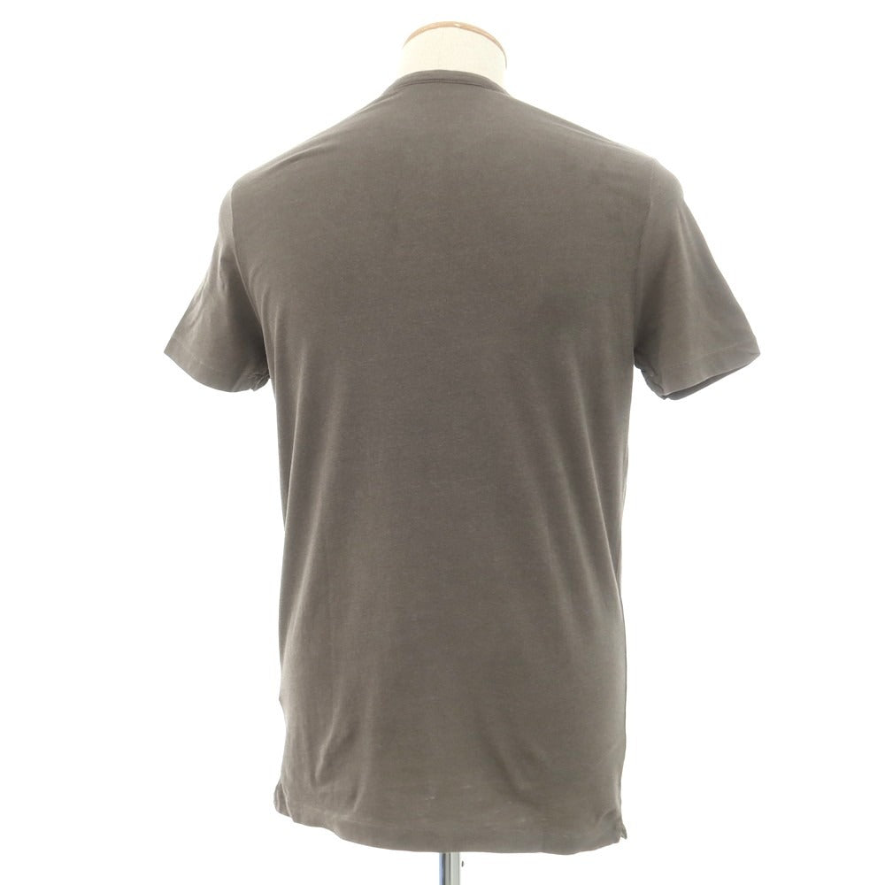 【新品】マジェスティック フィラチュール オム MAJESTIC FILATURES HOMME ストレッチコットン ヘンリ―ネック 半袖Ｔシャツ グレイッシュカーキ【 S 】【 状態ランクN 】【 メンズ 】