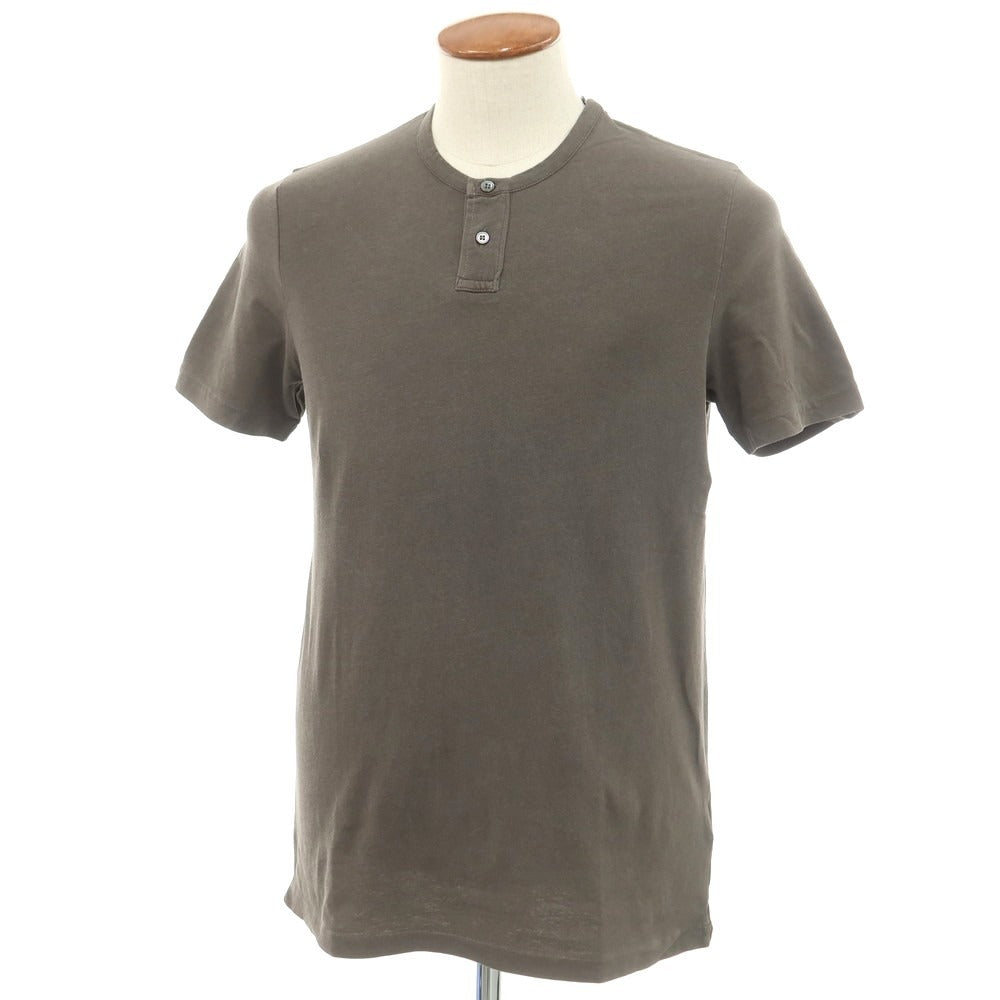 【新品】マジェスティック フィラチュール オム MAJESTIC FILATURES HOMME ストレッチコットン ヘンリ―ネック 半袖Ｔシャツ グレイッシュカーキ【 M 】【 状態ランクN 】【 メンズ 】