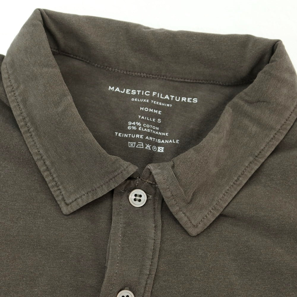 【新品アウトレット】マジェスティック フィラチュール オム MAJESTIC FILATURES HOMME ストレッチコットン 半袖ポロシャツ グレイッシュカーキ【サイズS】【 状態ランクN- 】【 メンズ 】[EPD]