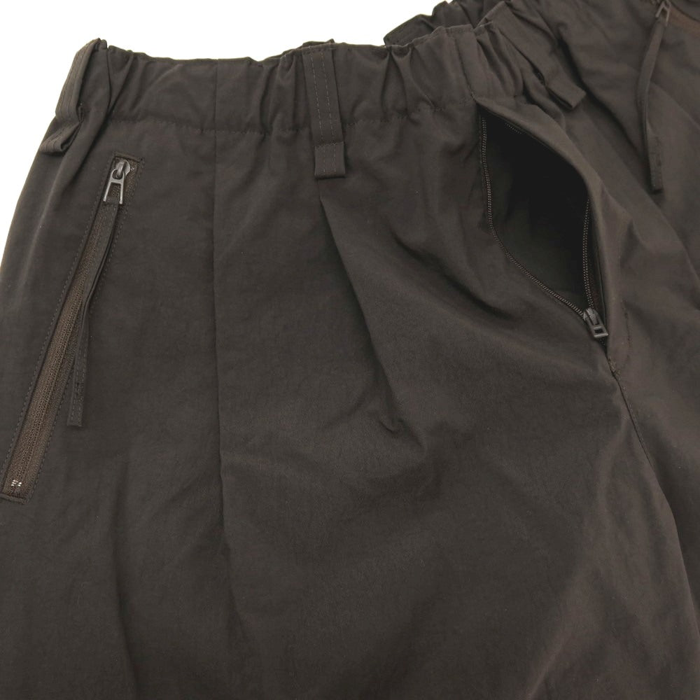 【中古】オム プリッセ イッセイミヤケ HOMME PLISSE ISSEY MIYAKE 2025年秋冬 ナイロン ワイドレッグ イージーパンツ ダークブラウン【 サイズ3 】【 状態ランクA 】【 メンズ 】 [BPD]
