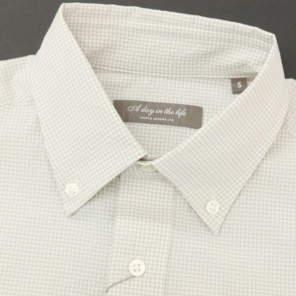 【中古】【未使用】ア デイ イン ザ ライフ ユナイテッドアローズ a day in the life  united arrows ポリエステル シアサッカー ギンガムチェック ボタンダウン 半袖シャツ ライトグレーxホワイト【 サイズS 】【 状態ランクS 】【 メンズ 】 [CPD]