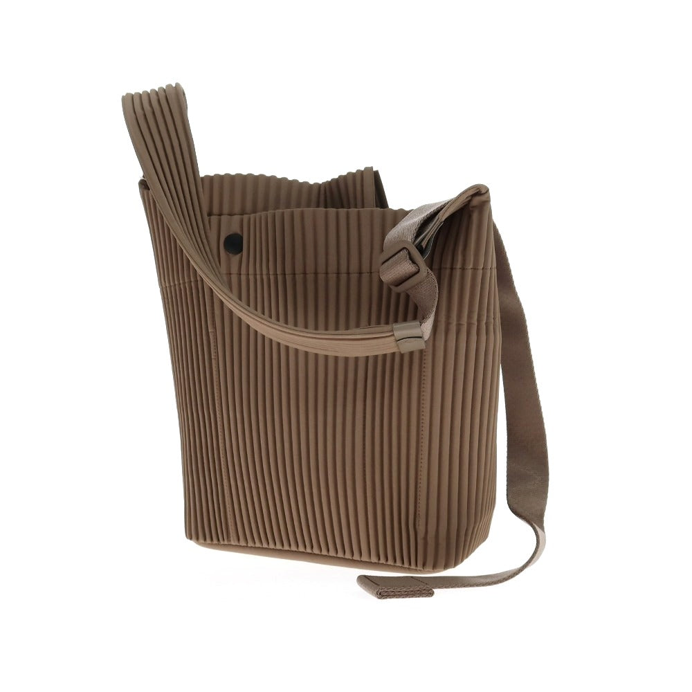 【中古】オム プリッセ イッセイミヤケ HOMME PLISSE ISSEY MIYAKE 2025年秋冬 ポリエステル系 ショルダーバッグ ブラウン系【 状態ランクA 】【 メンズ 】