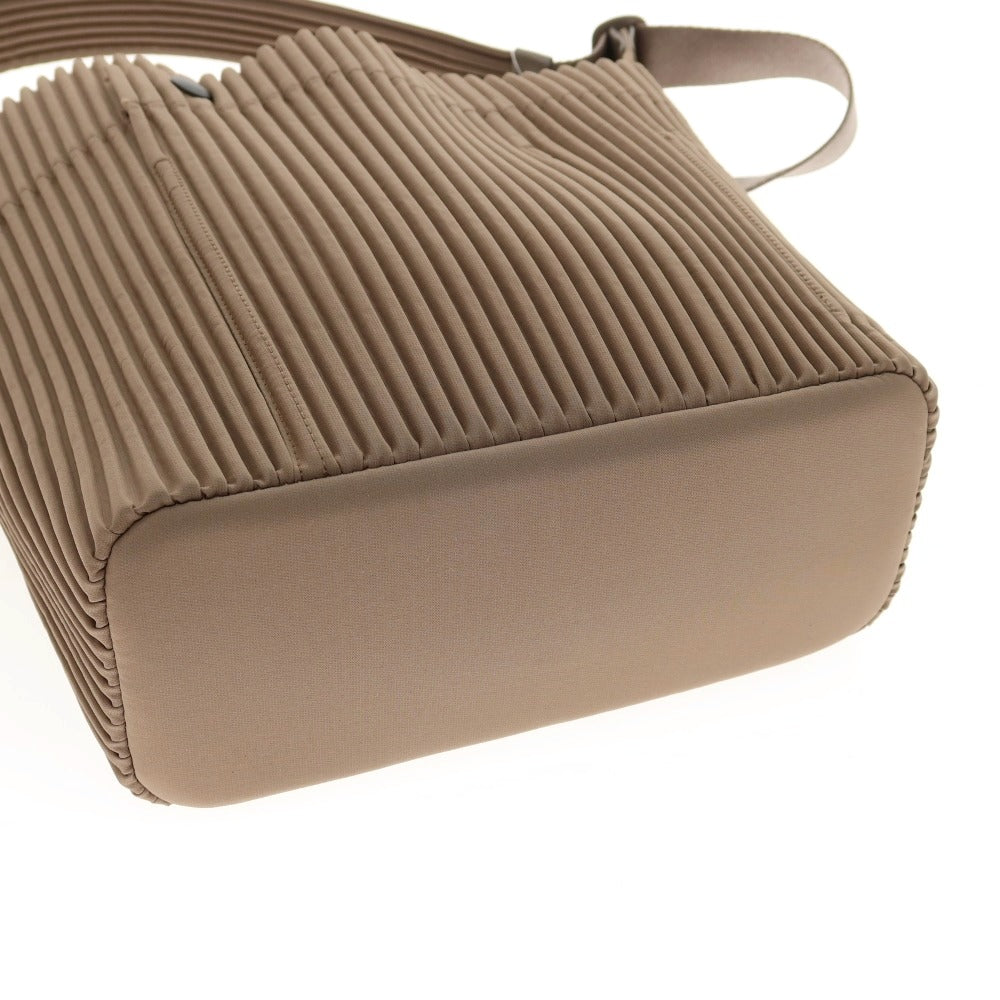 【中古】オム プリッセ イッセイミヤケ HOMME PLISSE ISSEY MIYAKE 2025年秋冬 ポリエステル系 ショルダーバッグ ブラウン系【 状態ランクA 】【 メンズ 】