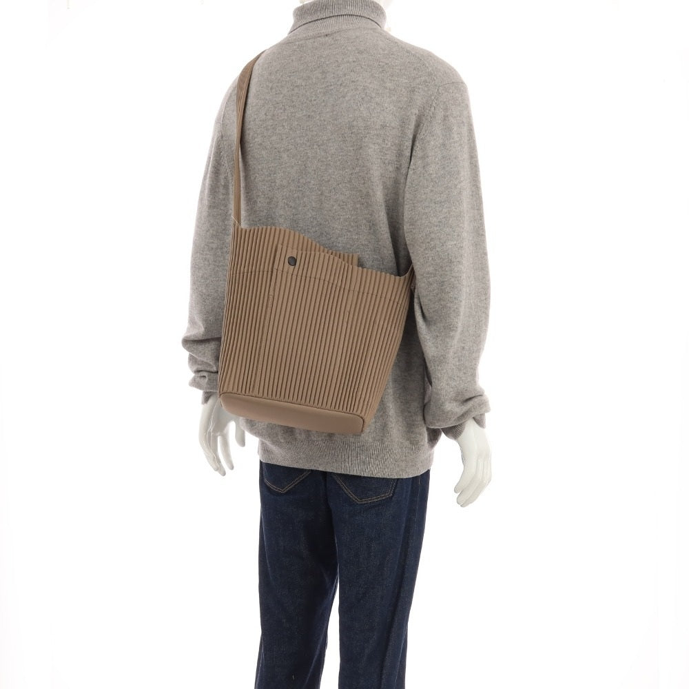 【中古】オム プリッセ イッセイミヤケ HOMME PLISSE ISSEY MIYAKE 2025年秋冬 ポリエステル系 ショルダーバッグ ブラウン系【 状態ランクA 】【 メンズ 】