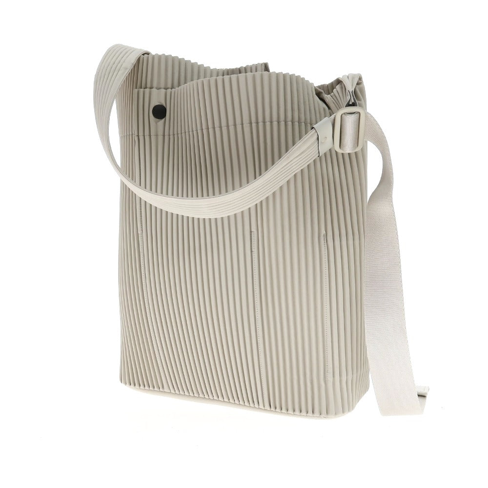 【中古】オム プリッセ イッセイミヤケ HOMME PLISSE ISSEY MIYAKE 2025年秋冬 ポリエステル系 ショルダーバッグ ライトグレージュ【 状態ランクA 】【 メンズ 】