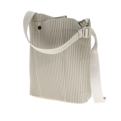 【中古】オム プリッセ イッセイミヤケ HOMME PLISSE ISSEY MIYAKE 2025年秋冬 ポリエステル系 ショルダーバッグ ライトグレージュ【 状態ランクA 】【 メンズ 】