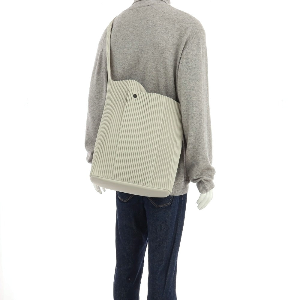 【中古】オム プリッセ イッセイミヤケ HOMME PLISSE ISSEY MIYAKE 2025年秋冬 ポリエステル系 ショルダーバッグ ライトグレージュ【 状態ランクA 】【 メンズ 】