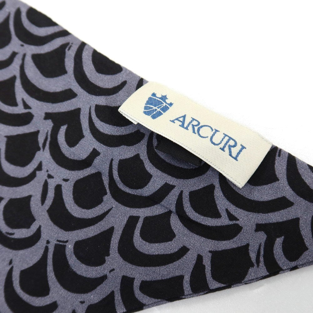【中古】アルクーリ ARCURI シルク プリント ナロースカーフ グレイッシュネイビーxブラック【 状態ランクB 】【 メンズ 】