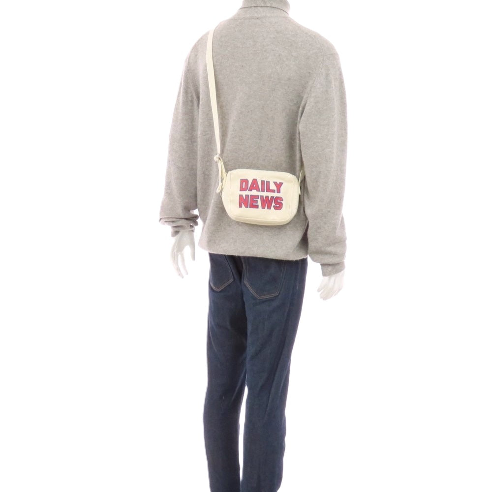 【中古】アンライクリー UNLIKELY 2026年春夏 コットン キャンバス DAILY NEWS ロゴプリント ショルダーバッグ ナチュラル【 状態ランクA 】【 メンズ 】